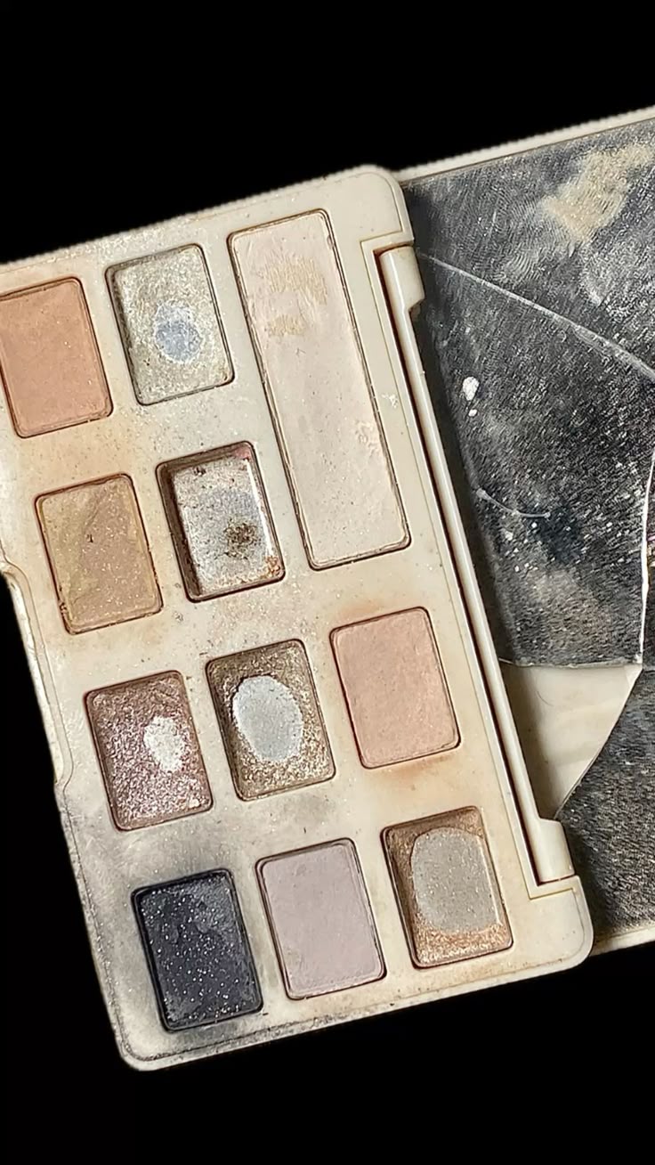 Makeup Expiration Guide: When to Toss Your Favorites